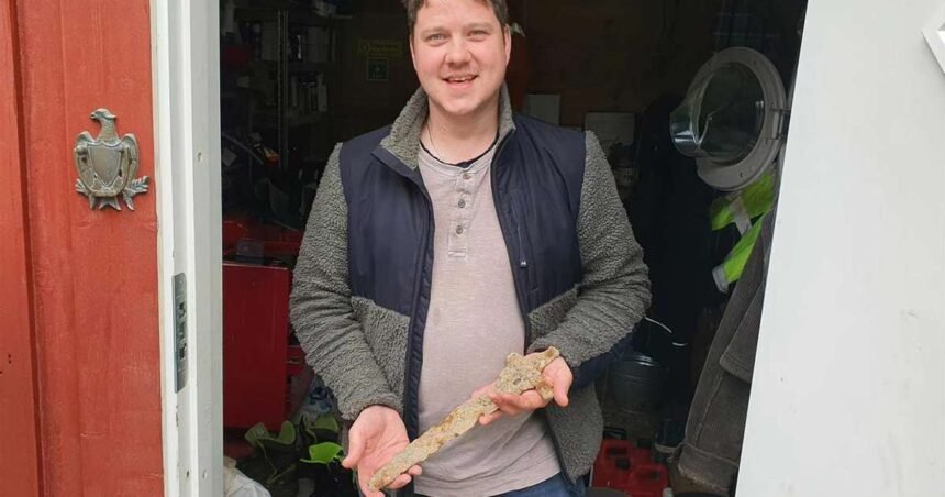 Gracias a la empuñadura, los arqueólogos han confirmado que la espada es de época vikinga.