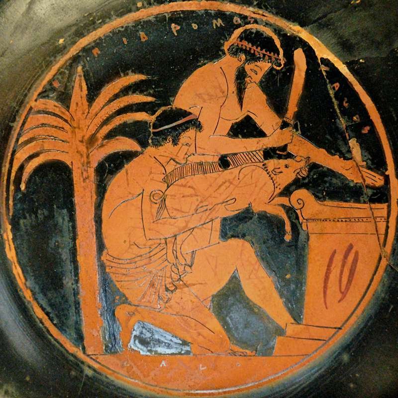 Decoración de una cerámica ática de figuras rojas que muestra el sacrificio de un jabalí. Museo del Louvre, París.