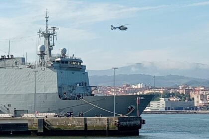 La Armada española toma Guecho con el portaaeronaves Juan Carlos I, un buque anfibio y una fragata