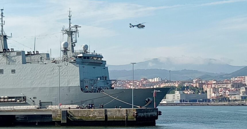 La Armada española toma Guecho con el portaaeronaves Juan Carlos I, un buque anfibio y una fragata