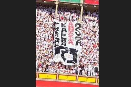 Sacan una pancarta proetarra en la corrida de toros de los Sanfermines que preside el alcalde de Bildu