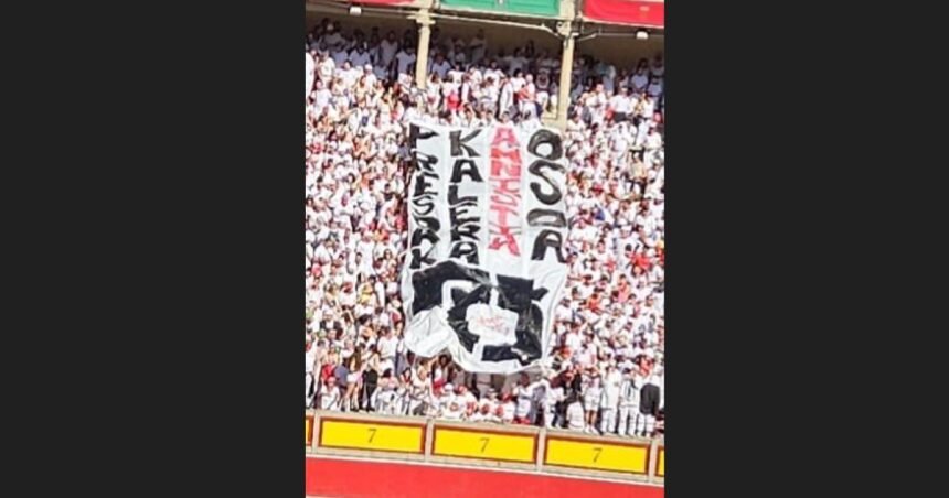 Sacan una pancarta proetarra en la corrida de toros de los Sanfermines que preside el alcalde de Bildu