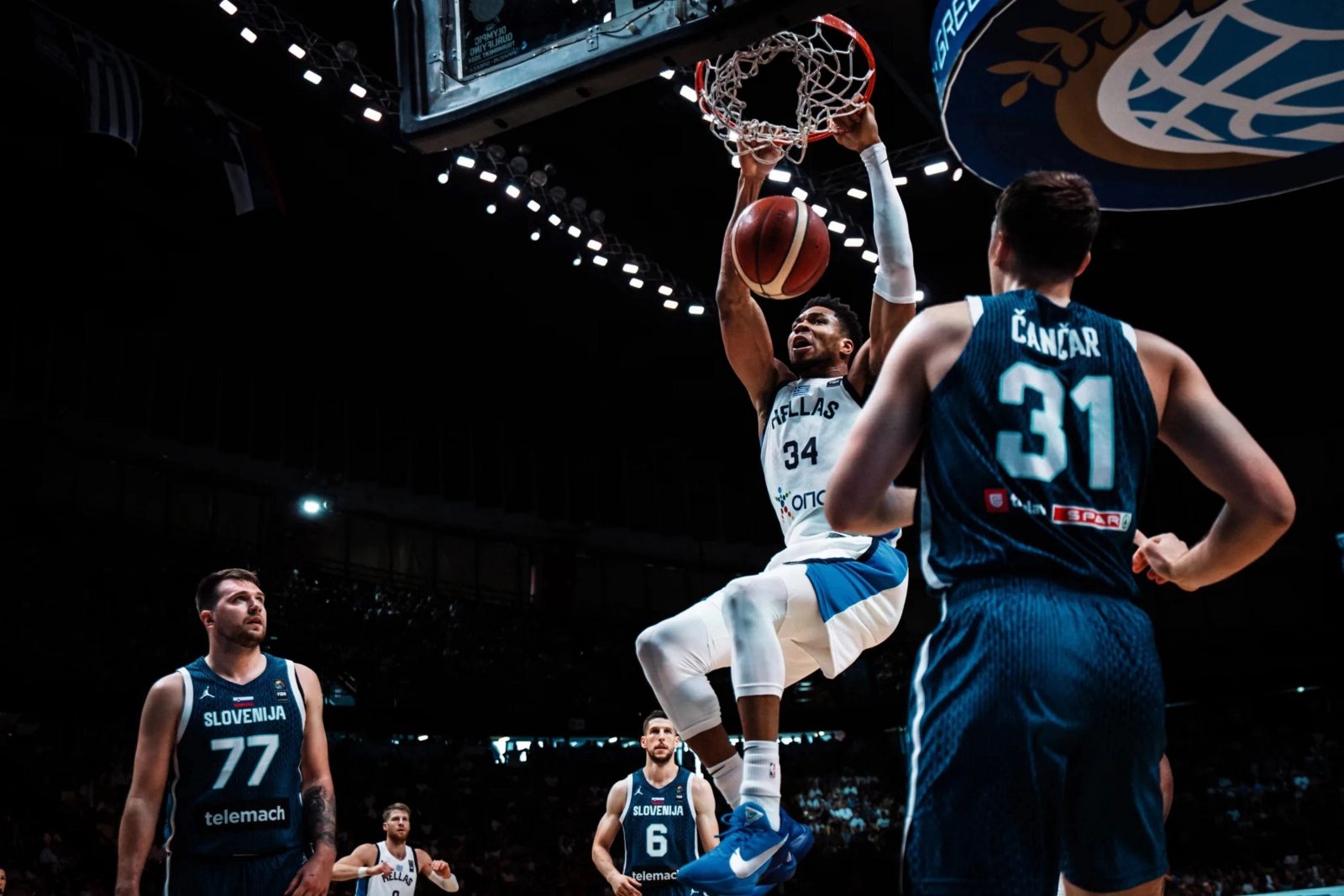 Antetokounmpo anota ante la atenta mirada de Doncic en el Grecia - Eslovenia del Preolímpico.