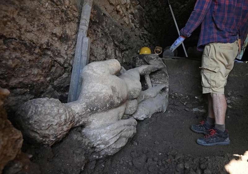 Arqueólogos del Instituto Nacional y del Museo de Arqueología de Sofía durante los trabajos de rescate de la estatua de Hermes.