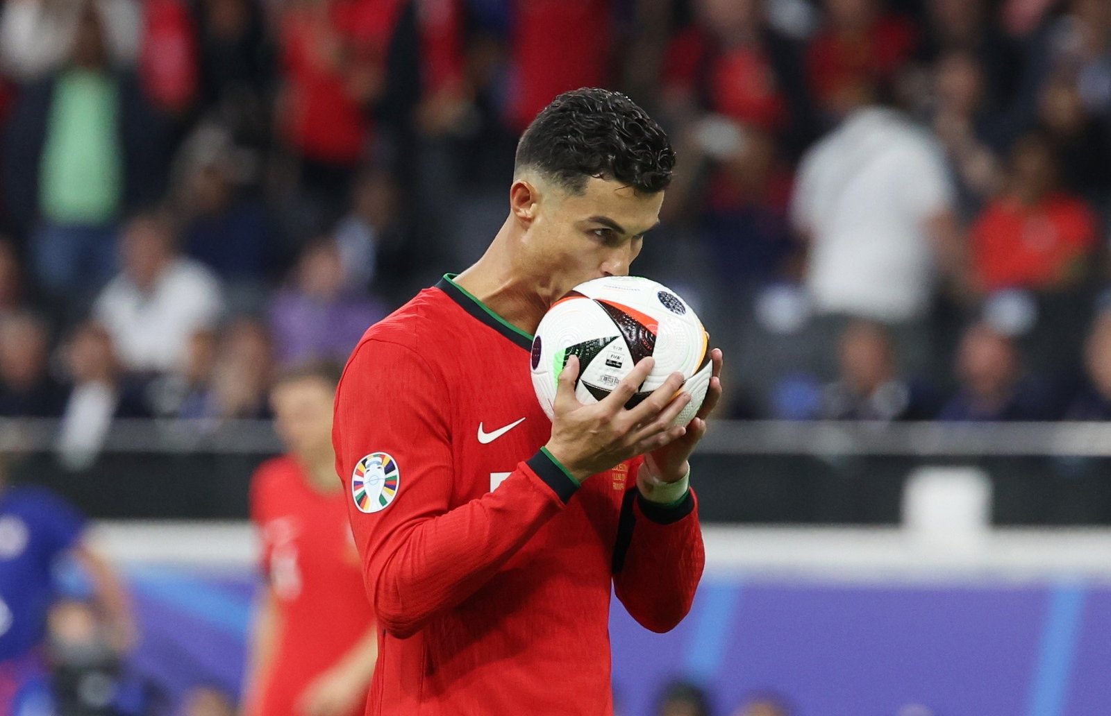 Cristiano Ronaldo busca la calma antes de lanzar un penalti en el Portugal - Eslovenia en la Eurocopa.