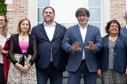Los ex miembros del Govern durante el encuentro con Puigdemont en Waterloo; a su derecha, Oriol Junqueras.