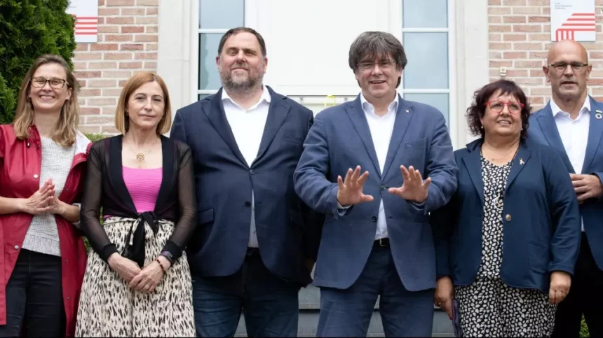 Los ex miembros del Govern durante el encuentro con Puigdemont en Waterloo; a su derecha, Oriol Junqueras.