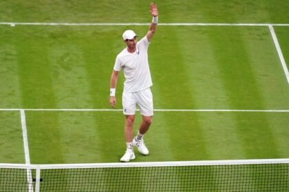 Wimbledon homenajea a Andy Murray en una jornada con victorias de Djokovic y Zverev