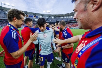 Pedri dice adiós a la EURO con un esguince de rodilla