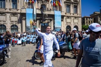 La antorcha olímpica llega a París