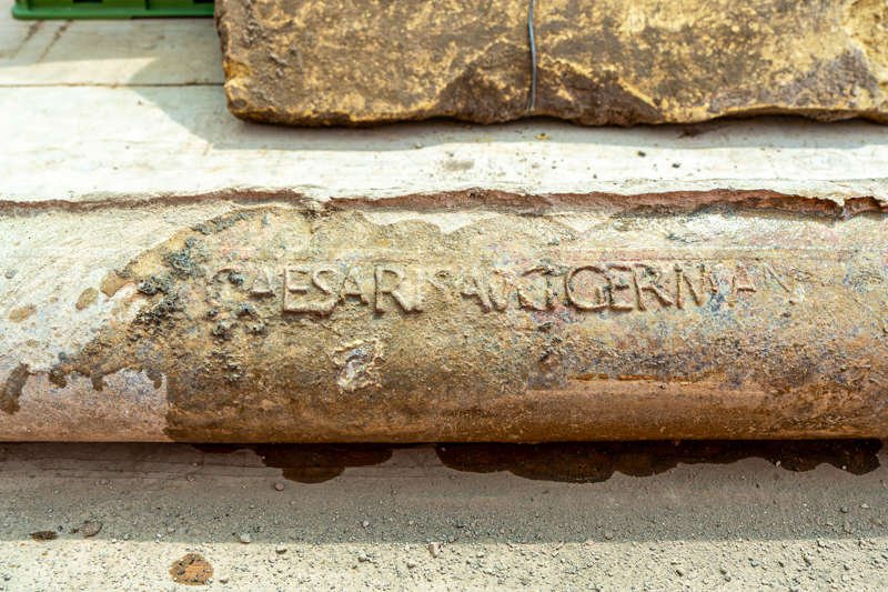 Detalle de la cañería de plomo encontrada con la inscripción Cæsaris Aug(usti) Germanici (Calígula).