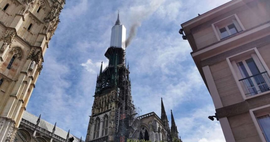 Así ha sido el incendio de la aguja de la Catedral de Ruan