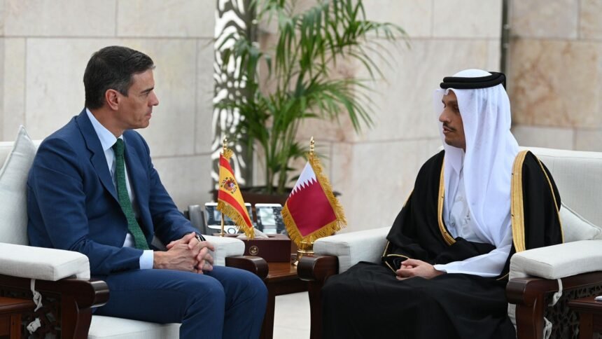 La Junta Electoral multa a Sánchez con 1.500 € por apoyar a Illa en un acto oficial en Qatar