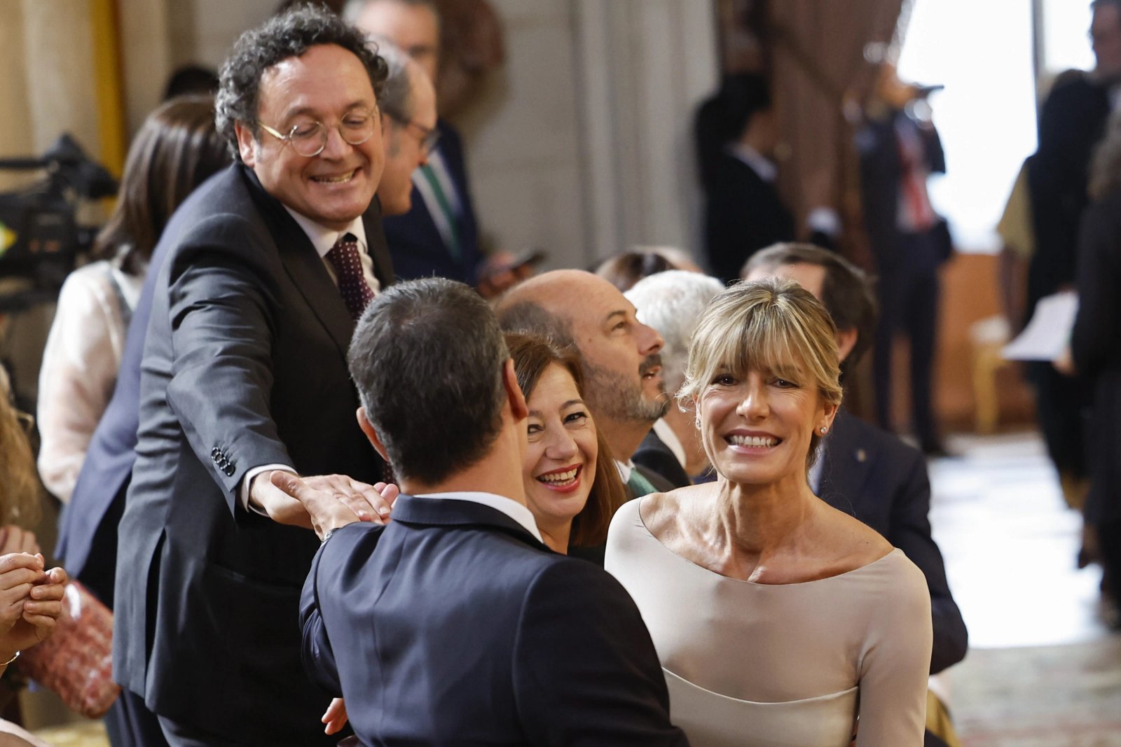 El presidente del Gobierno, Pedro Sánchez (delante), su esposa, Begoña Gómez (d), el fiscal general del Estado, Álvaro García Ortiz (i), y la presidenta del Congreso, Francina Armengol (c), durante la recepción en el Palacio Real por el décimo aniversario de reinado de Felipe VI.