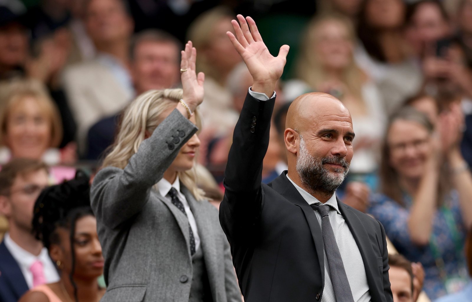 Pep Guardiola saluda a su llegada al palco de la pista central de Wimbledon.