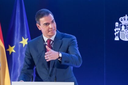 Sánchez destina 150.000 € a mejorar el atrezo de sus actos oficiales: "La moqueta, sin arrugas"