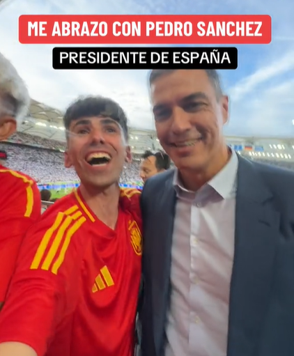 Un aficionado celebra la victoria de España con Pedro Sánchez.